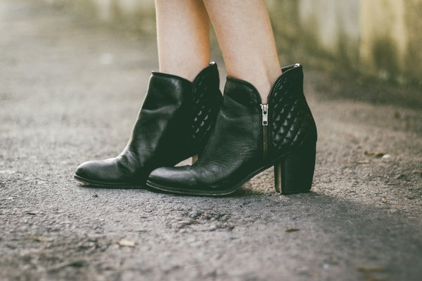 How to Select and Style the Perfect Pair of Booties for Every Fall Outfit?